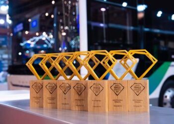 宇通客车在2025年比利时车展发布”车电同寿”技术，并斩获七项重磅大奖