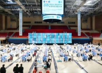 深度医疗“FUNZAR”显微手术机器人获首届超级显微外科血管吻合“人机大赛”卓越奖