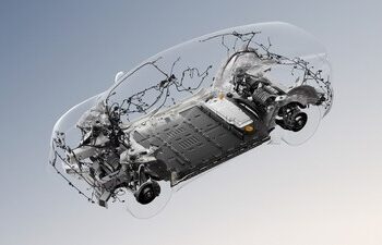 Lucid详细介绍即将推出的Midsize平台，并宣布新的经常性收入来源，勾勒出一条以稳健步伐迈向盈利规模化的清晰路径