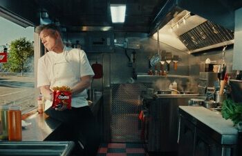DORITOS LOADED发布全新高能广告，由主厨GORDON RAMSAY与MERCEDES-AMG PETRONAS F1车队车手GEORGE RUSSELL联袂出演