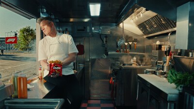 DORITOS LOADED发布全新高能广告,由主厨GORDON RAMSAY与MERCEDES-AMG PETRONAS F1车队车手GEORGE RUSSELL联袂出演