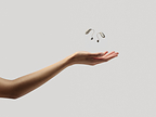 全新 ReSound Sensia™ 助听器突出用户真正想听的声音,而非只放大最响亮的声音