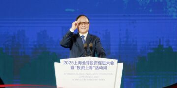 Geely’s Eric Li Wears AR Glasses to Speak at Global Investment Promotion Conference in Shanghai
