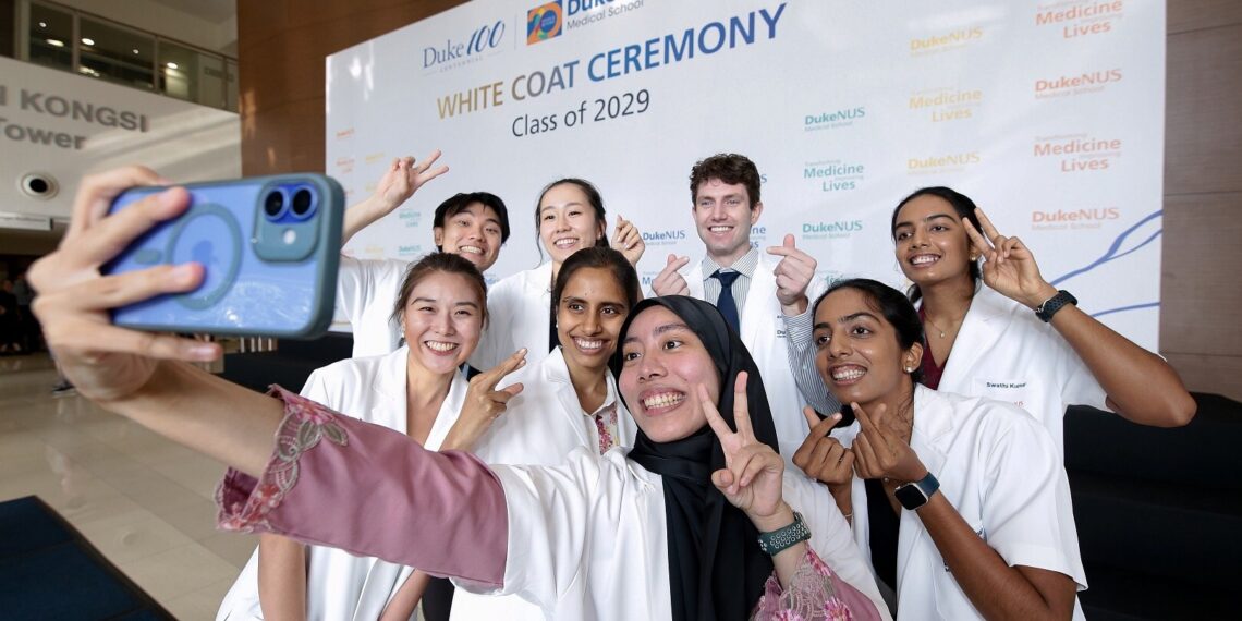 Career-switching professionals, twins and trailblazers: Duke-NUS’ Class of 2029 redefines path to medicine