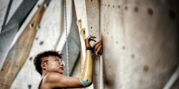 BrainCo helps amputee play piano alongside robot