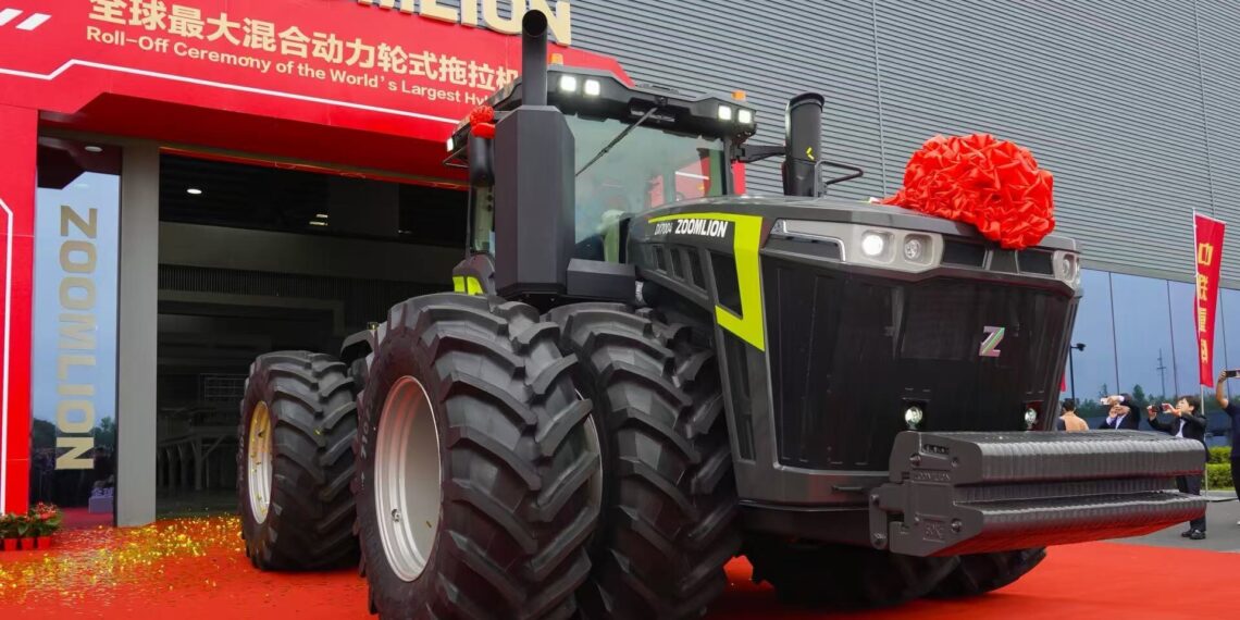 ZOOMLION Unveils the World’s Most Powerful Hybrid Wheeled Tractor DX7004