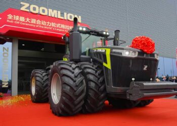 ZOOMLION Unveils the World’s Most Powerful Hybrid Wheeled Tractor DX7004