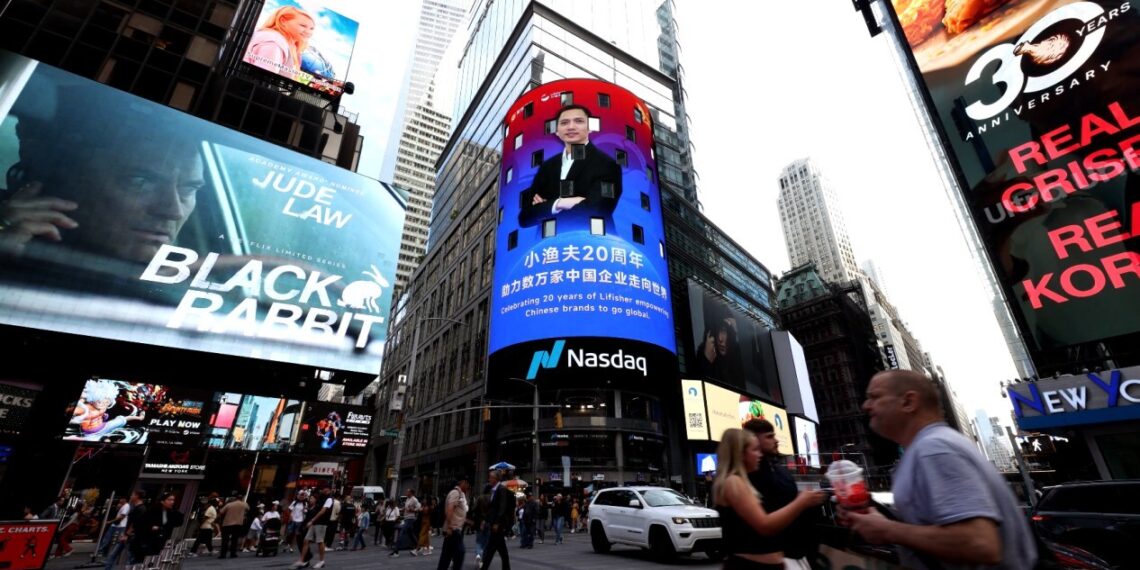 Lifisher Celebrates 20th Anniversary with Thousands of Clients at New York Times Square