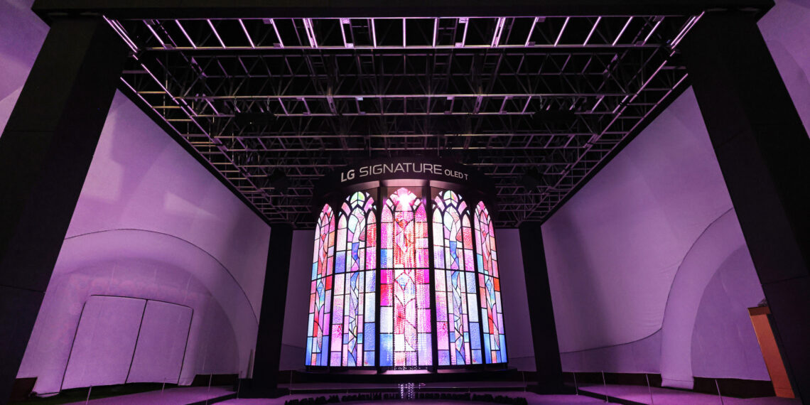 LG STUNS GLOBAL LEADERS AT APEC 2025 WITH A GRAND MEDIA CHANDELIER MADE OF TRANSPARENT OLED TVS