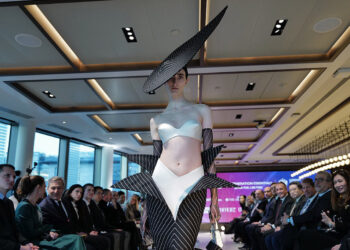 L’OFFICIEL, Subsidiary of The Generation Essentials Group, Hosts a Groundbreaking Fashion Show at the London Stock Exchange