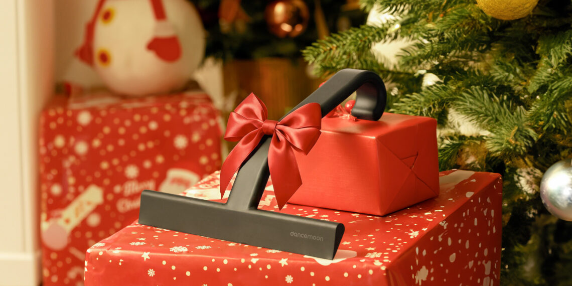 Make Practicality Stylish This Holiday Season with JustHang Squeegee