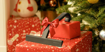 Make Practicality Stylish This Holiday Season with JustHang Squeegee