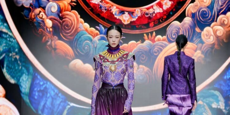 The Second Silk Fashion Gala Opens at China National Silk Museum
