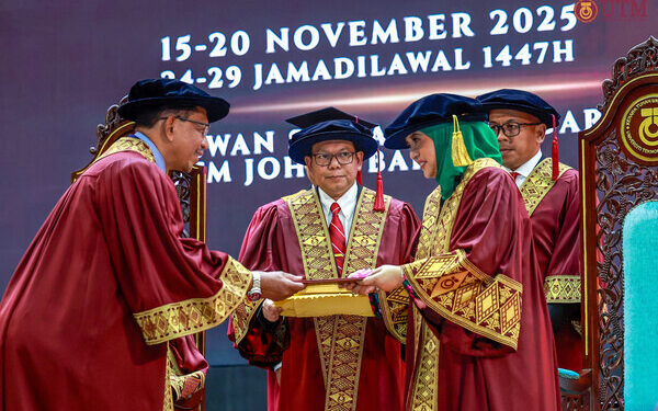 Dato’ Seri Ir. Dr. Zaini Ujang’s conferred the ‘Professor Emeritus’ title in conjunction with MK69 UTM