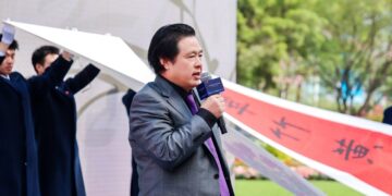 China’s Treasured Artist Zhang Damo Donates a Hundred Masterpieces at Heung Kong Forum