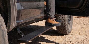 Wolfbox Expands Beyond Dash Cams with E-RB01 Power Running Boards, Combining Smart Automation and High Durability