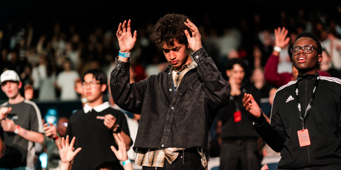 Thousands of Teenagers Gather in Perth for Prayer
