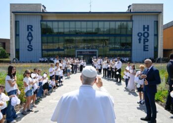 Pope Leo XIV embraces paediatric patients at CNAO in Pavia