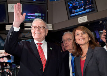 Warren Buffett Steps Down as Chairman of Berkshire Hathaway: NYSE Content Update