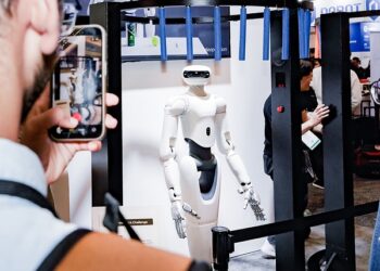 Sharpa Unveils Three Flagship Products: D01 Robot, W02 Dexterous Hand and AE01 Data Glove at IROS 2026